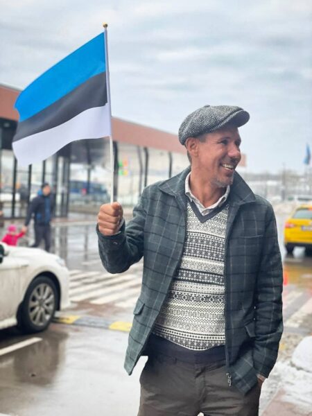 Алексей Панин приехал в Таллин, размахивая флагом Эстонии
