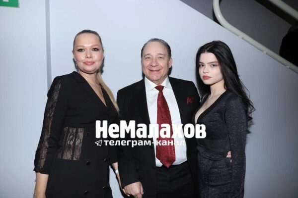 Кто есть кто: 77-летний Максим Дунаевский вышел в свет в компании супруги и дочери