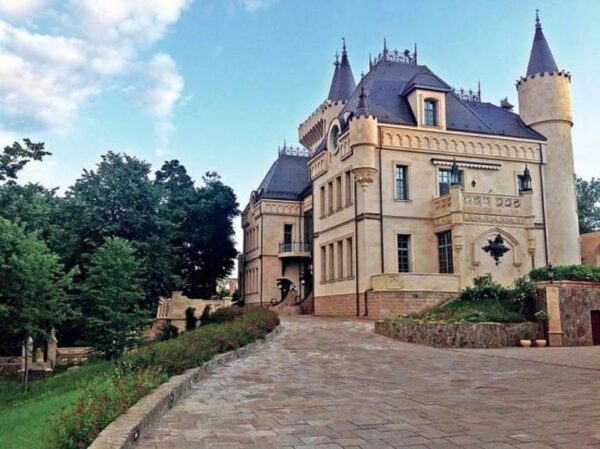 Замок Пугачевой в деревне Грязь