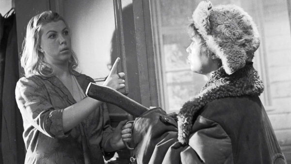 Румянцева ее считала конкуренткой: Чулюкин беспощадно вырезал из "Девчат" известную советскую актрису