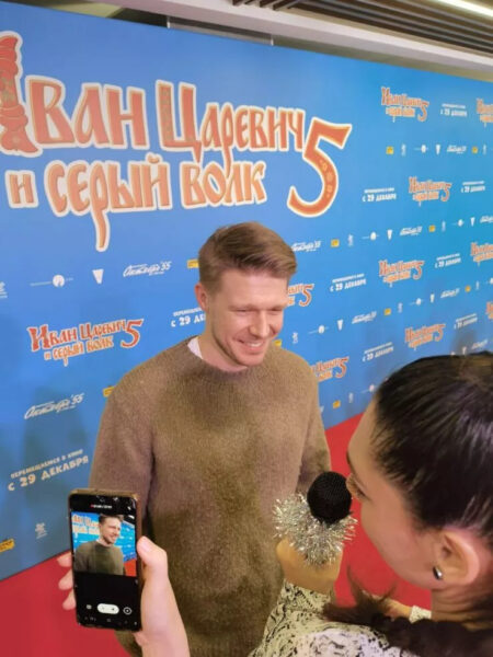 Никита Ефремов появился на красной дорожке в старом свитере
