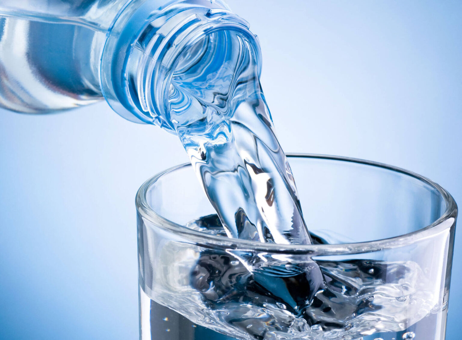 Питьевая вода статья. Питьевая вода. Чистая вода. Бутилированной воды. Питьевая вода картинки.