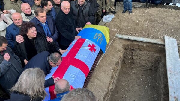 Море цветов и веселые песни: первые фото с погребения Вахтанга Кикабидзе