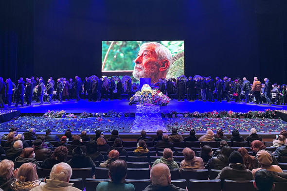 Море цветов и веселые песни: первые фото с погребения Вахтанга Кикабидзе
