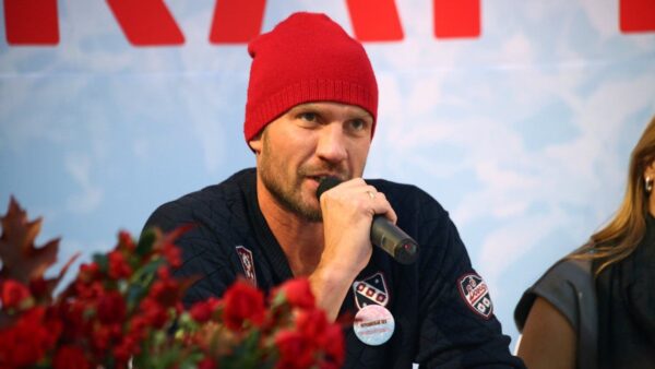 Костомаров в коме: стало известно, что Роман до реанимации болел неделю, лечился в проруби и продолжал выступления на льду