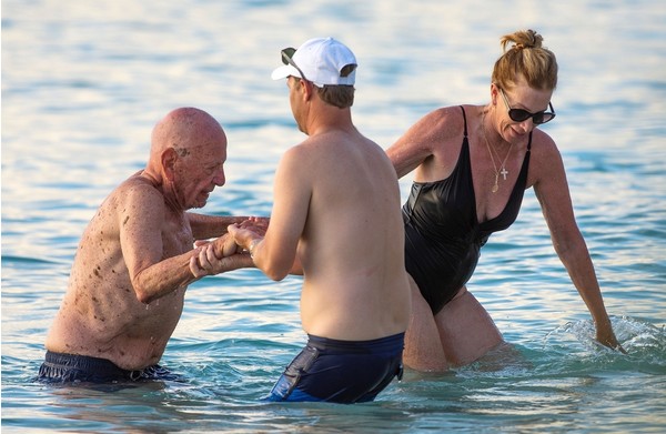 91-летнего миллиардера засняли на пляже с новой возлюбленной