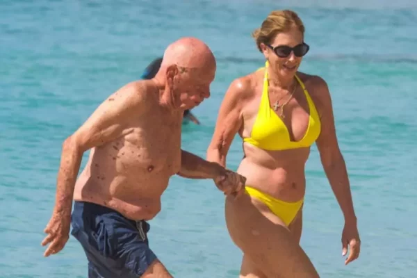 91-летнего миллиардера засняли на пляже с новой возлюбленной