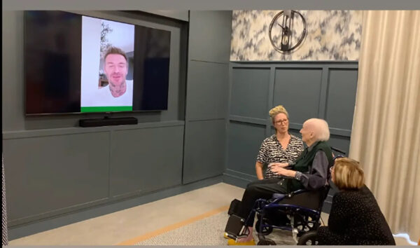 Дэвид Бекхэм выразил искреннюю благодарность своей 102-летней болельщице