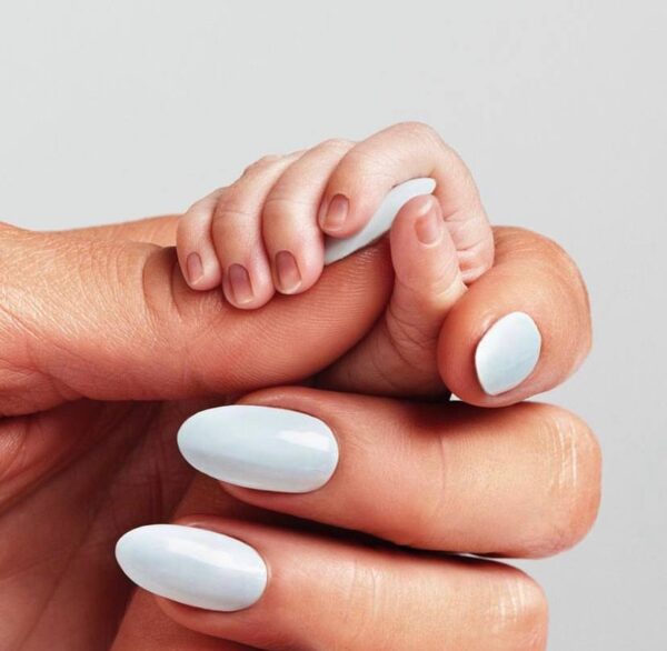 Фото Пэрис Хилтон с ручкой новорожденного ребенка
