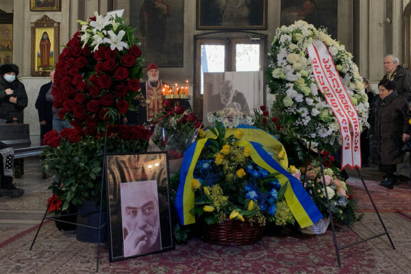 "Мир сошел с ума", — Вика Цыганова не может отойти от похорон Кикабидзе