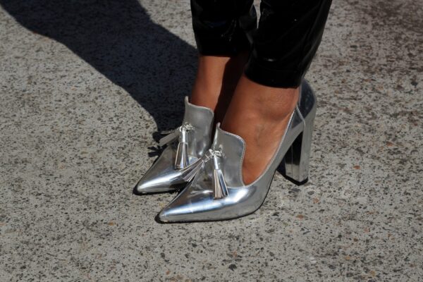 Самая модная обувь на весну 2023 года – последние тенденции, яркие новинки. Фото стильных образов