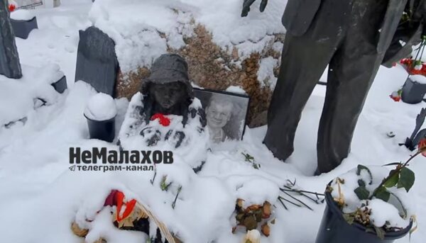 Увядшие цветы и запустение: как сегодня выглядит забытая могила Владислава Галкина