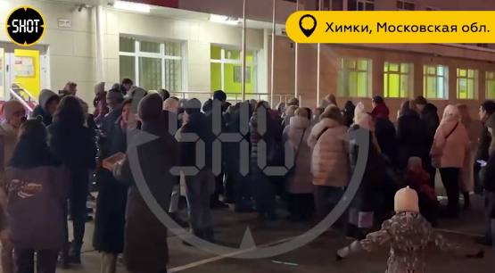 Стало известно, что у Химкинского лицея №10 собрались протестующие против отстранения от работы классного руководителя родители пятого класса