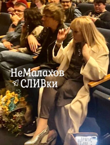 Моложавая и на высоких каблуках Алла Пугачева и дерзкий Максим Галкин* посетили концерт своей подружки Лаймы Вайкуле в Тель-Авиве
