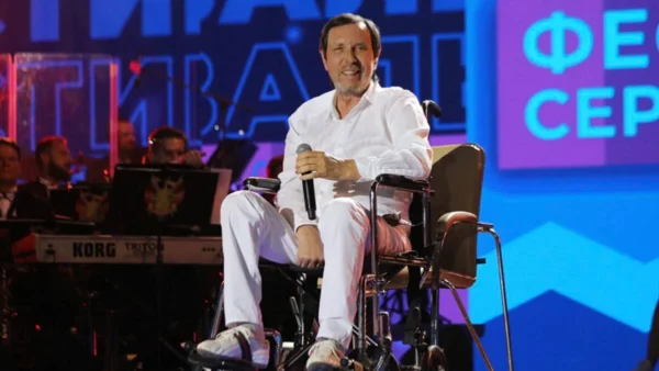 "Спел столько, сколько смог", — близкие Николая Носкова пояснили, почему он появился на сцене в инвалидной коляске и сорвал концерт