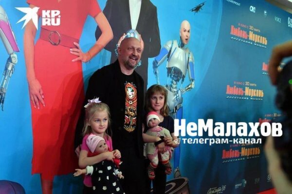 Кристина Орбакайте проигнорировала премьеру комедии "Любовь-морковь", а вот Гоша Куценко пришел - с двумя дочерьми и куклами