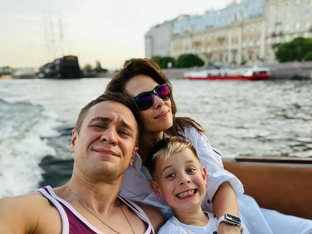 Кирилл жандаров с женой и сыном фото