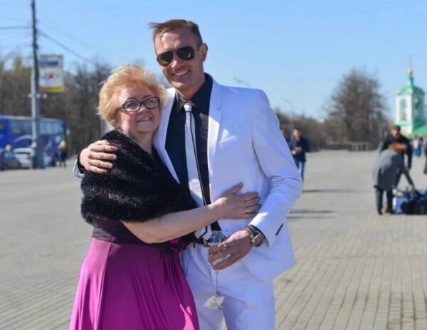 Роман Костомаров с мамой