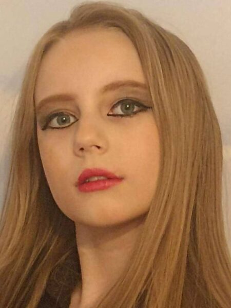 Алая помада и цыганские стрелки: 10-летняя вундеркинд Алиса Теплякова удивила взрослым макияжем