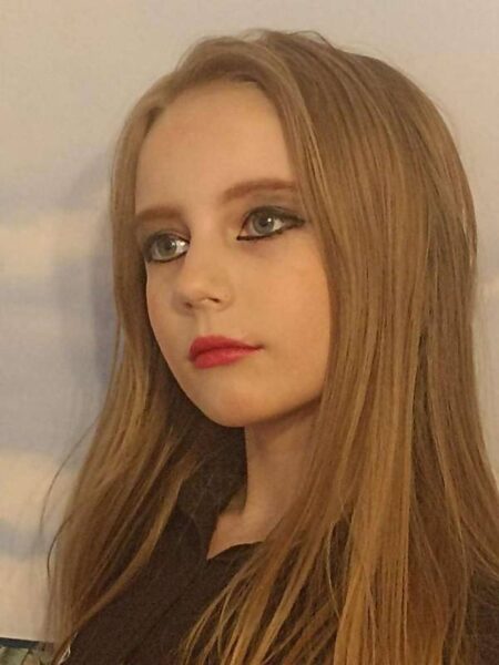 Алая помада и цыганские стрелки: 10-летняя вундеркинд Алиса Теплякова удивила взрослым макияжем
