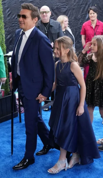 Джереми Реннер с дочерью