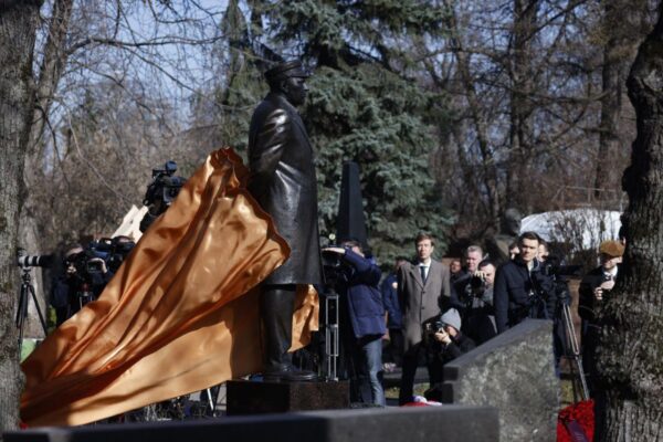Памятник Жириновскому