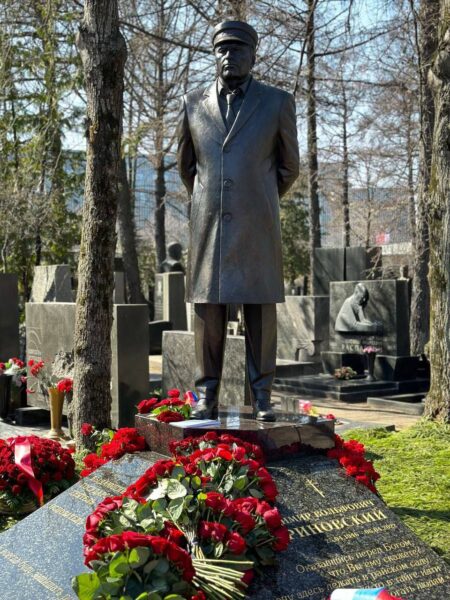 Памятник Жириновскому, фото: телеграм