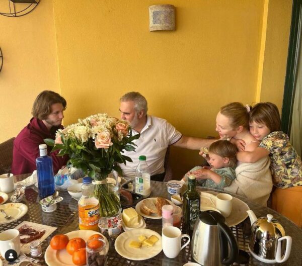 Валерий Меладзе показал детей и Джанабаеву за накрытым столом