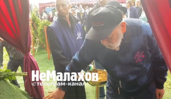 90-летний отец Киркорова чуть не упал в яму на прощании с Зайцевым