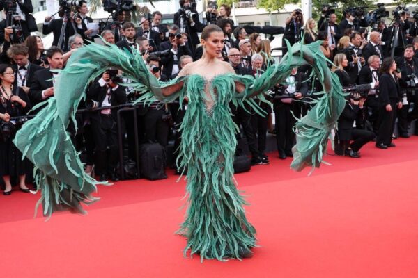 Виктория Боня появилась в платье, оформленное зелеными перьями