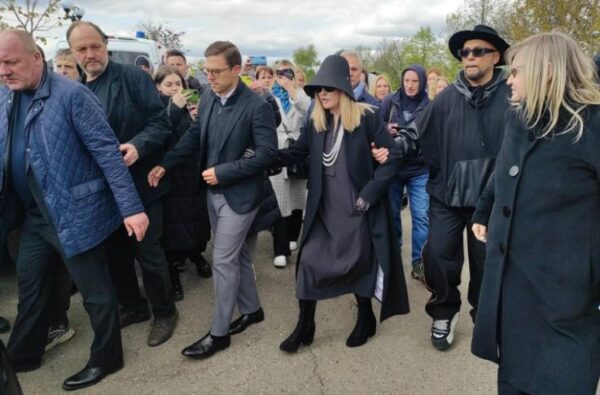 Алла Пугачева на похоронах Юдашкина
