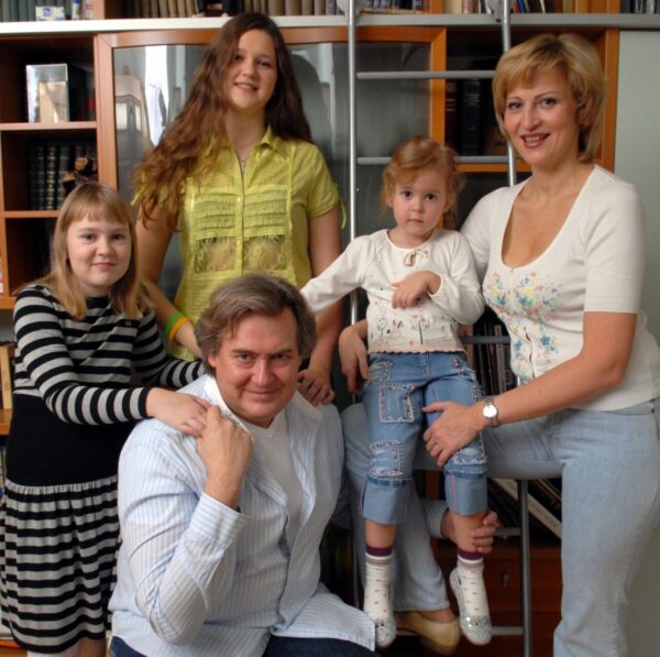 Юрий Стоянов с женой и детьми
