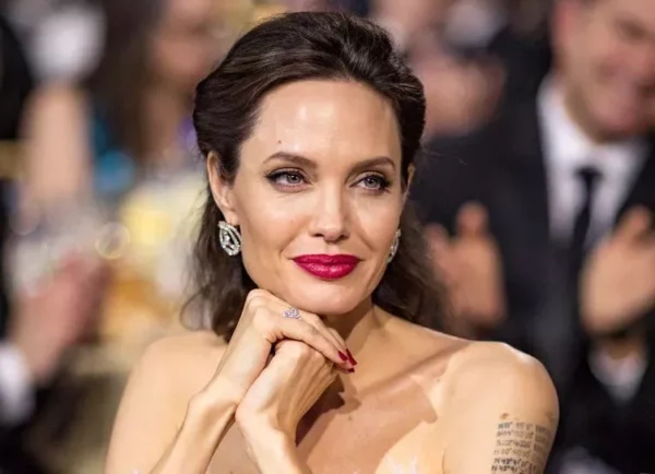 Анджелина Джоли рассказала о страшном недуге и назвала виновных: "У меня случился паралич"
