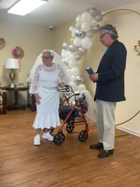 Она мечтала о свадьбе 77 лет и вышла замуж за саму себя: праздник отметили в доме престарелых