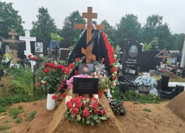 Деревянный крест, фото и много цветов: как сегодня выглядит могила Валентина Юдашкина