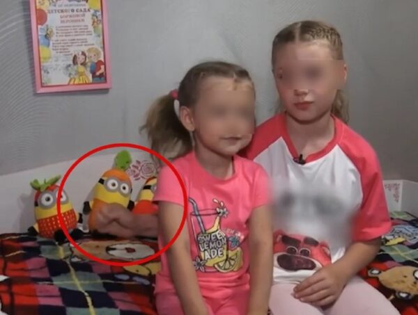Мать девочки, которая показала международный жест-просьбу о помощи, обвинила телевидение в подставе