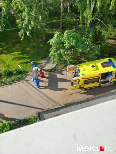 Мальчика забирают в больницу
