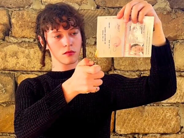 "Что теперь делать?" - спаливший свой паспорт Шарлот оказался в ловушке - не может покинуть аэропорт Еревана, а Киев не отвечает
