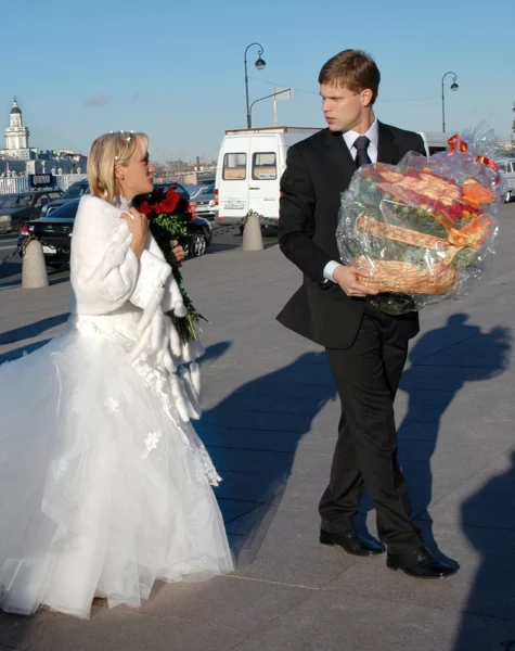 Нелепое платье: Татьяну Буланову раскритиковали за свадебный наряд с кружевами, рюшами и шлейфом