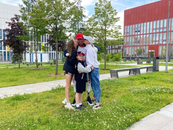 Роман Костомаров со словами благодарности: "Сладкие и любимые"