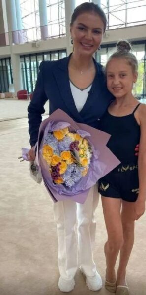 Алина Кабаева появилась на публике с обручальным кольцом и букетом цветов