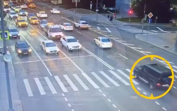 В Сеть попало видео, как Алина Загитова рассекает на Гелике по вечерней Москве и проезжает на красный свет, пока снимает сторис для соцсетей