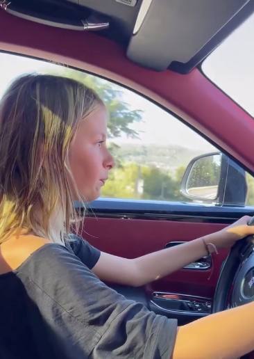 Виктория Боня шокировала публику, посадив за руль 11-летнюю дочь