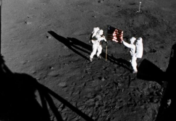 Амстронг и Олдрин устанавливают на Луне американский флаг