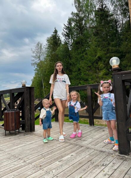 Анастасия Костенко отдыхает с детьми в родном городе,