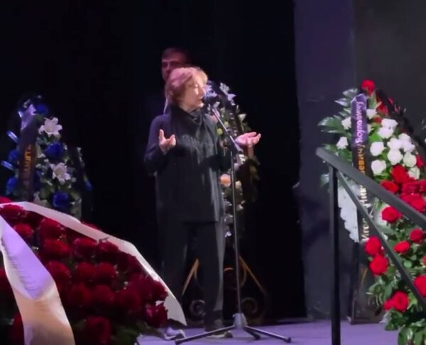 Плакала и называла "мужем": Лия Ахеджакова на похоронах Игоря Ясуловича напомнила, что ее выгнали из родного театра