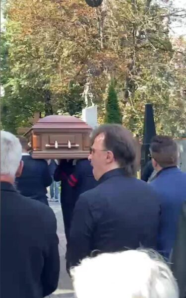 Сын не выдержал и заплакал: в Москве похоронили Глеба Панфилова рядом с Инной Чуриковой