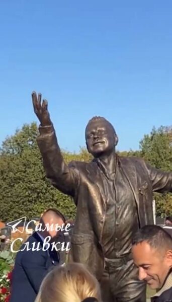 Безумно похож: как выглядит памятник Борису Моисееву на Троекуровском