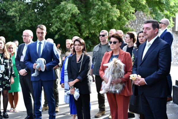 Жена премьер-министра Армении прибыла в Киев с гуманитарной миссией