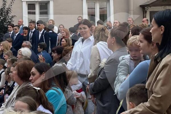 Лицо уже не прячет: в день знаний тяжело больная Алиса Аршавина появилась на школьной линейке